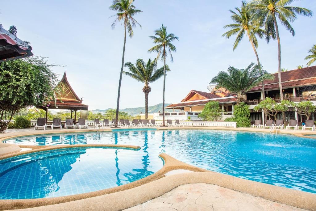 una piscina en un complejo con palmeras en Nova Samui Resort en Chaweng Beach