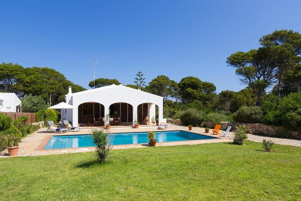 una casa con piscina en un patio en Casa con jardín y piscina - MORELL ONZE, en Cala Morell