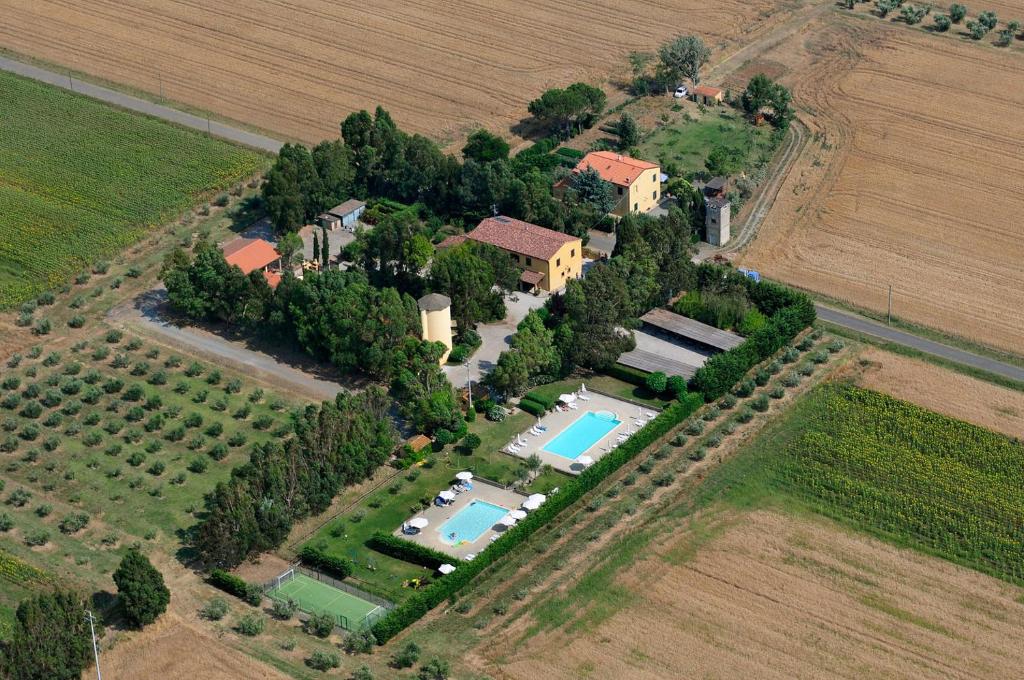 ヴァダにあるAgriturismo Le Pescineの家屋とプール付きの敷地の空中ビュー