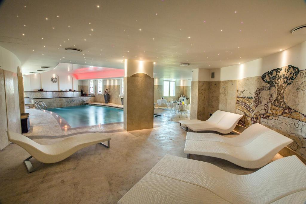 Bazén v ubytování Sangiorgio Resort & Spa nebo v jeho okolí