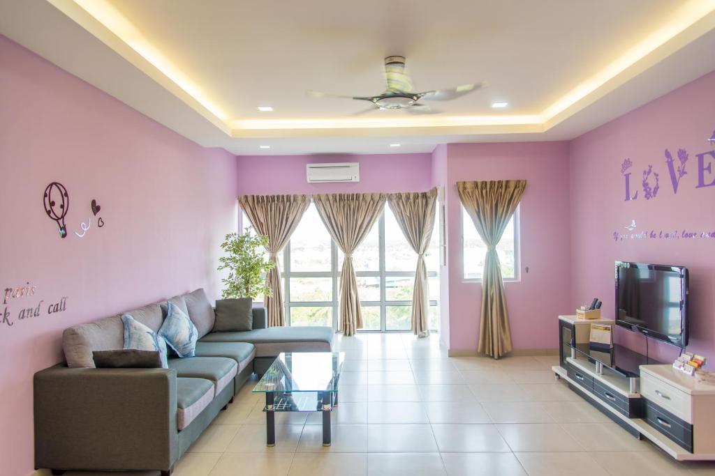 - un salon avec un canapé et une télévision dans l'établissement Lavender One Residence Apartment, à Sekinchan