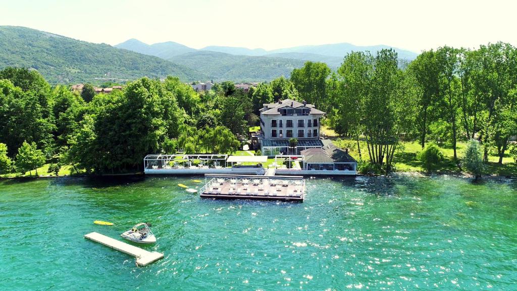 eine Luftansicht auf einen See mit zwei Booten in der Unterkunft Lale Hotel in Sapanca