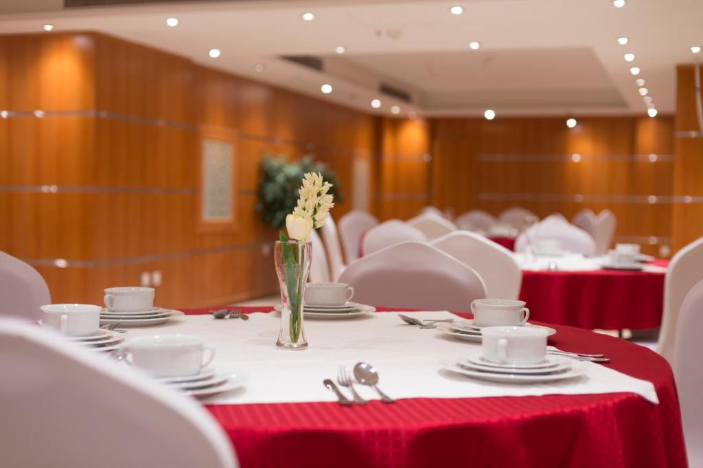 Restaurace v ubytování Snaf Inn ِAzizia Hotel