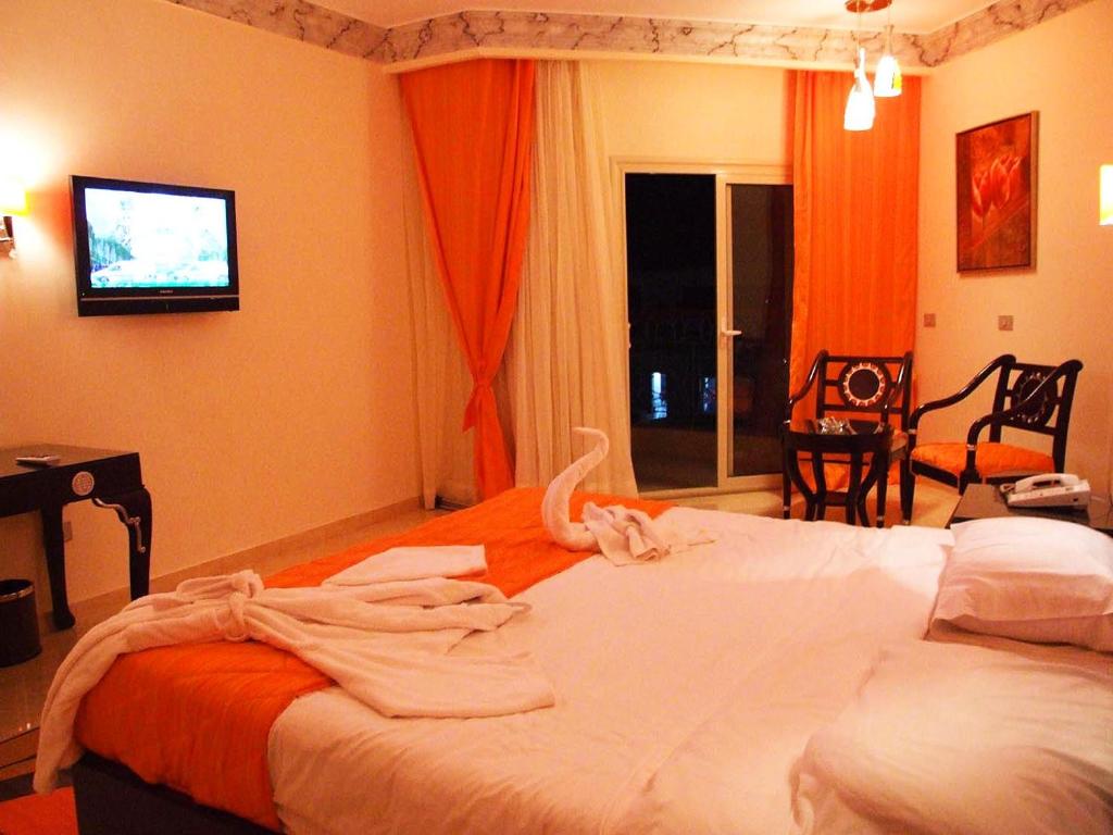 Postel nebo postele na pokoji v ubytování Sphinx Aqua Park Beach Resort