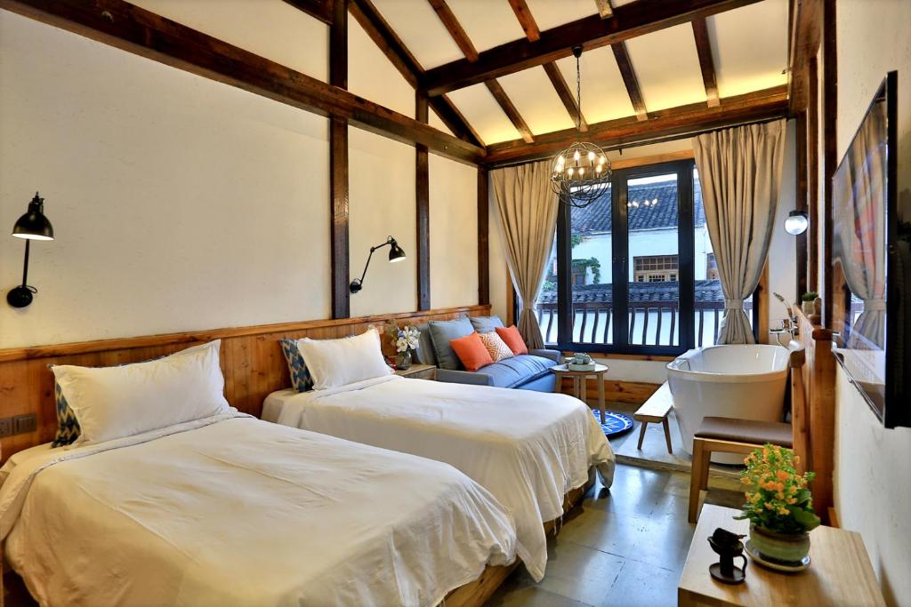 Postel nebo postele na pokoji v ubytování Youxiake Canal Hotel Hangzhou