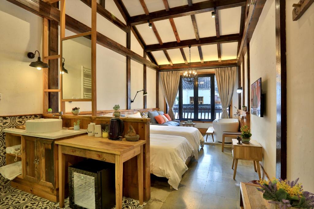 Postel nebo postele na pokoji v ubytování Youxiake Canal Hotel Hangzhou