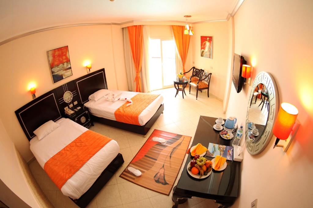 Postel nebo postele na pokoji v ubytování Sphinx Aqua Park Beach Resort