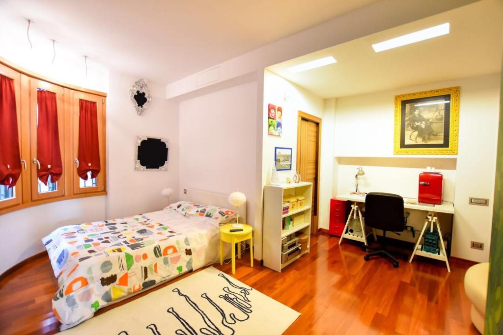 拿坡里的住宿－太陽廣場旅館，一间卧室配有一张床和一张书桌