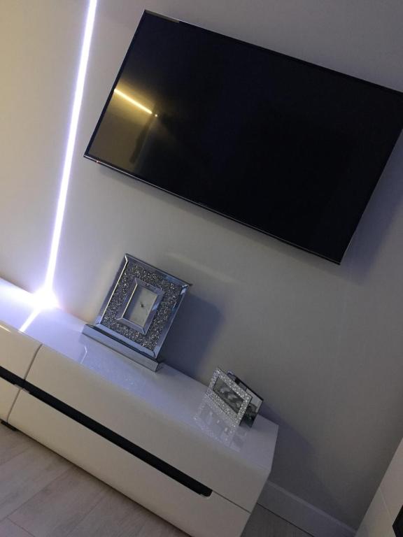 Televízia a/alebo spoločenská miestnosť v ubytovaní Apartament MnW