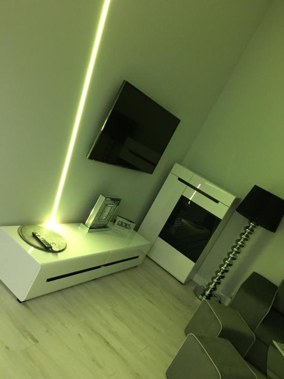 Televízia a/alebo spoločenská miestnosť v ubytovaní Apartament MnW