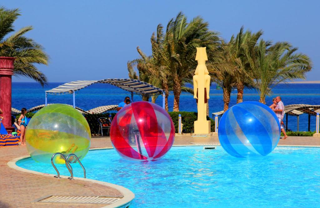 Bazén v ubytování Sphinx Aqua Park Beach Resort nebo v jeho okolí