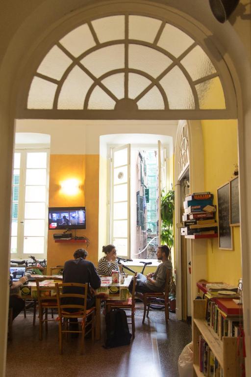 TV a/nebo společenská místnost v ubytování Manena Hostel Genova