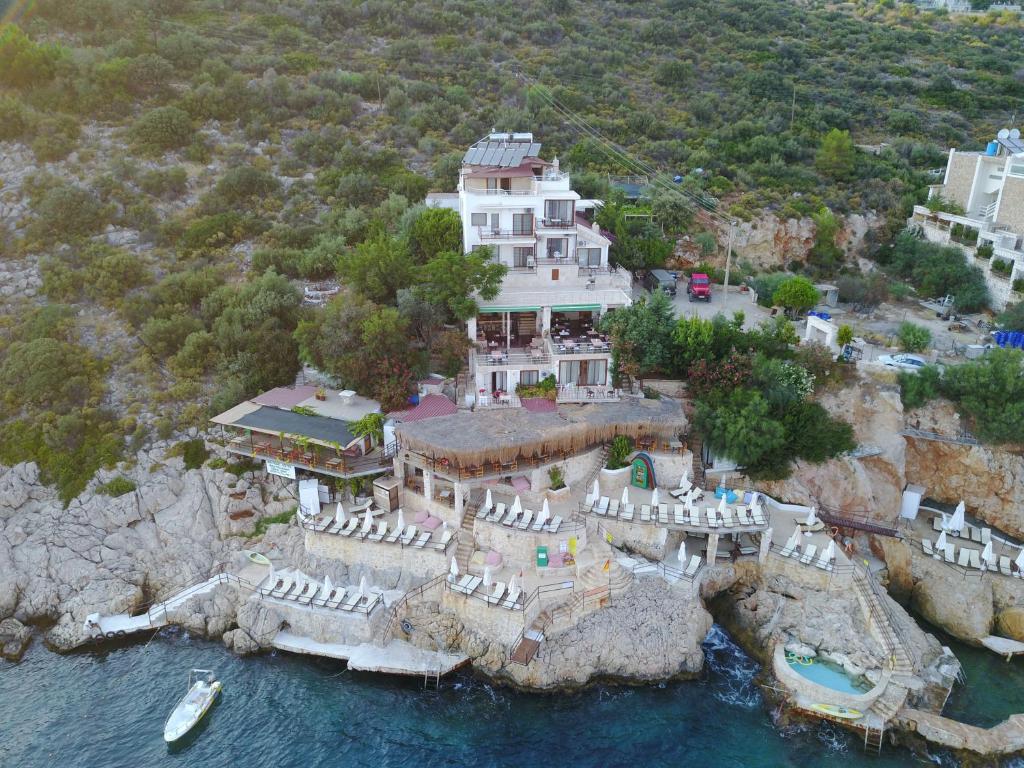 una vista aérea de una gran casa sobre un acantilado en Caretta Hotel, en Kalkan