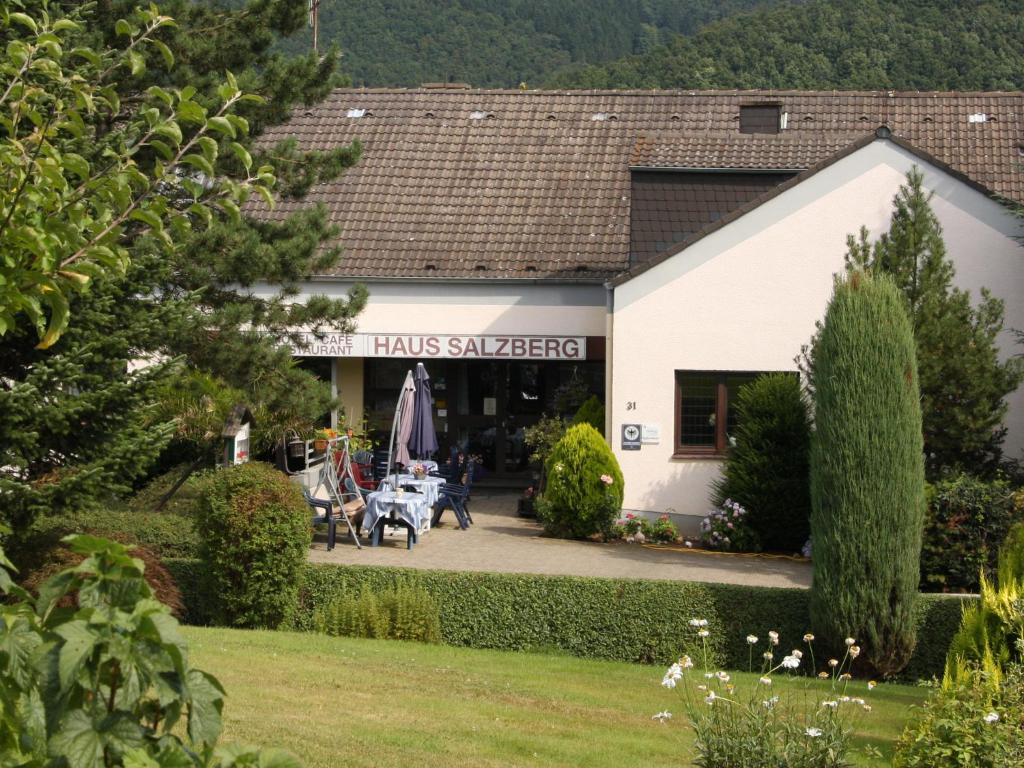 ein Gebäude mit einem Tisch und Stühlen im Hof in der Unterkunft Hotel Haus Salzberg garni in Schleiden