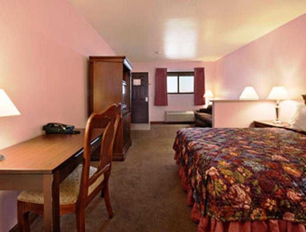 Postel nebo postele na pokoji v ubytování Travelodge by Wyndham Lemoore Near Naval Air Station