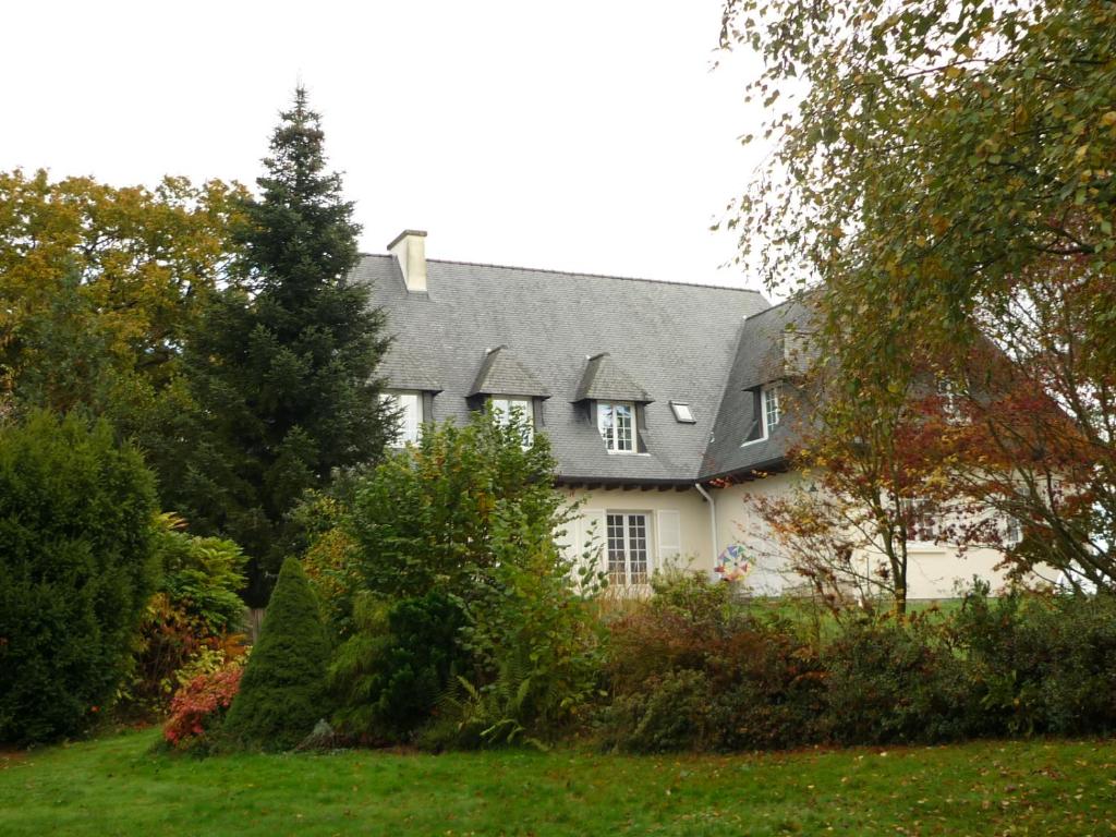 ein großes weißes Haus mit grauem Dach in der Unterkunft Stretcha in Châteaubourg