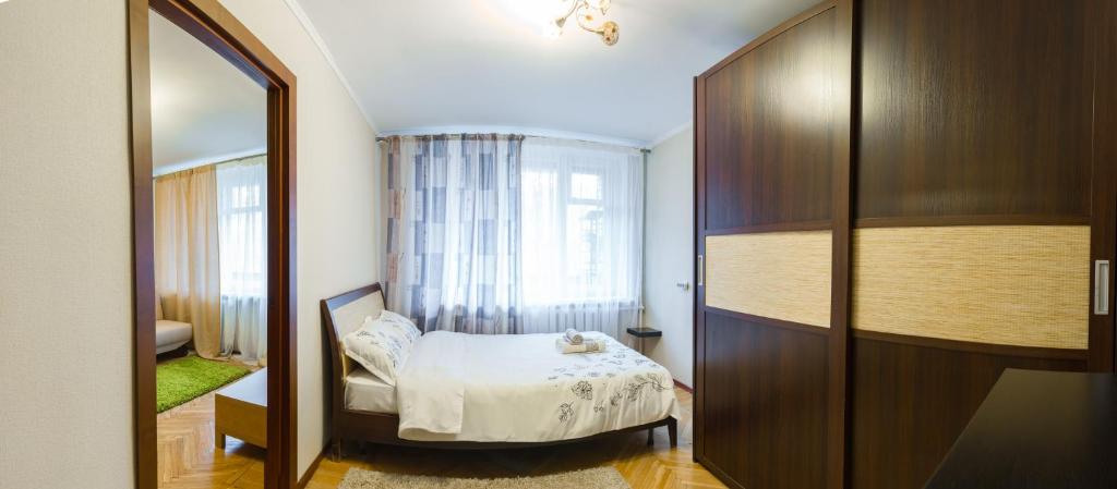 モスクワにあるApartment on Zatsepa 32のベッドルーム1室(ベッド1台、大きな窓付)