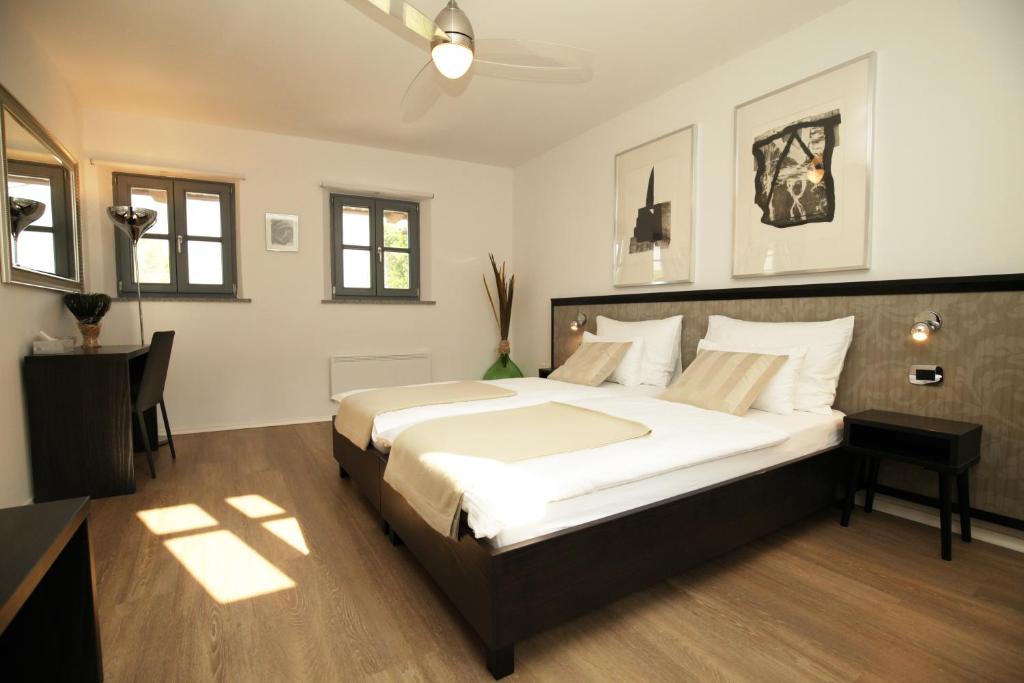Postel nebo postele na pokoji v ubytování Boutique Hotel Dvor