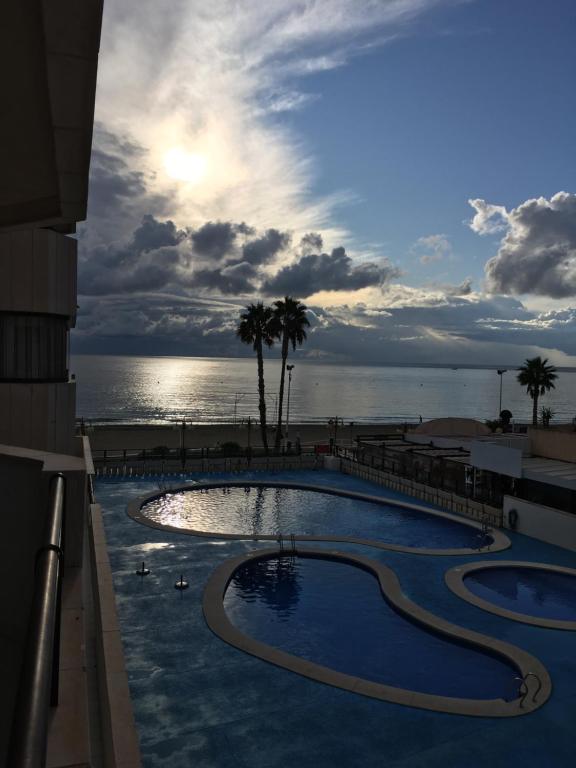 Bazén v ubytovaní Apartamento en Calpe, playa de La Fossa, primera línea, AA alebo v jeho blízkosti