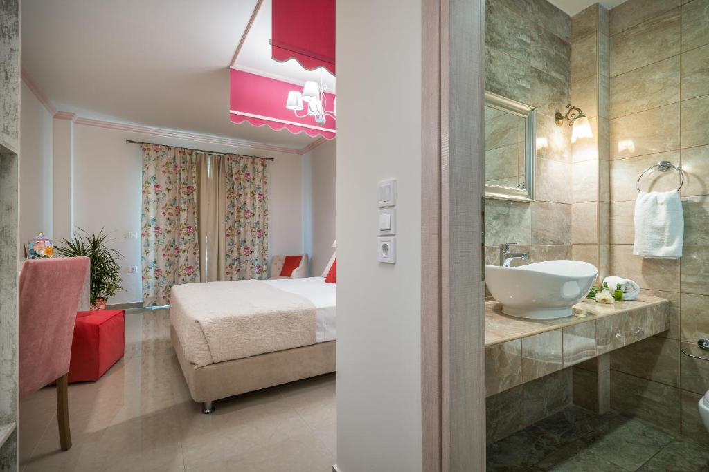 Koupelna v ubytování Aeolos Boutique Hotel & Suites