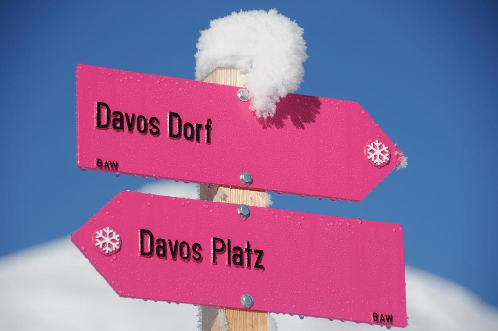ダボスにあるGriflaのデイビス・ダーツとデイブ・パッチのピンクの看板