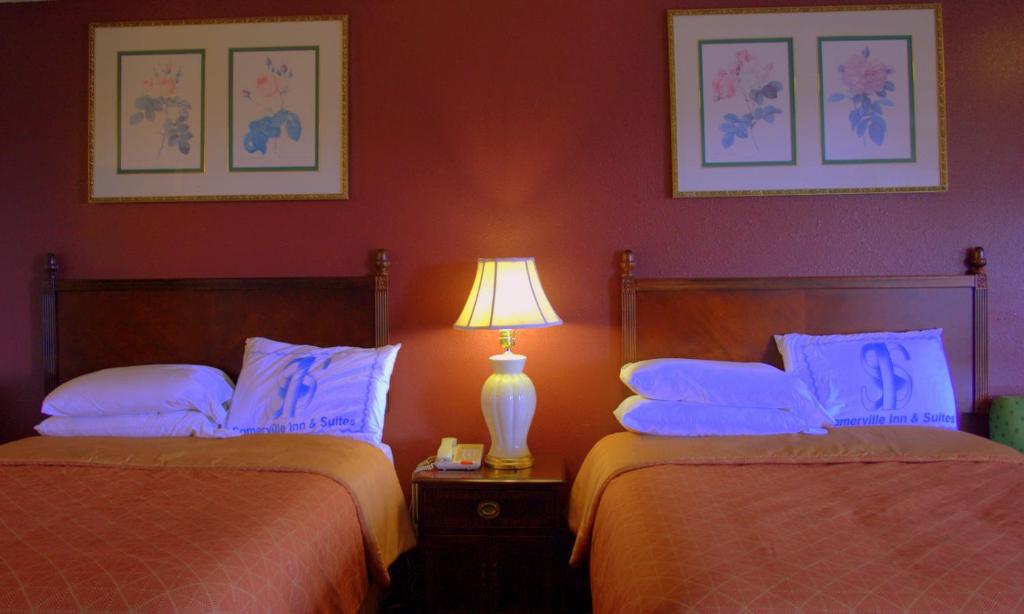 Postel nebo postele na pokoji v ubytování Somerville Inn and Suites