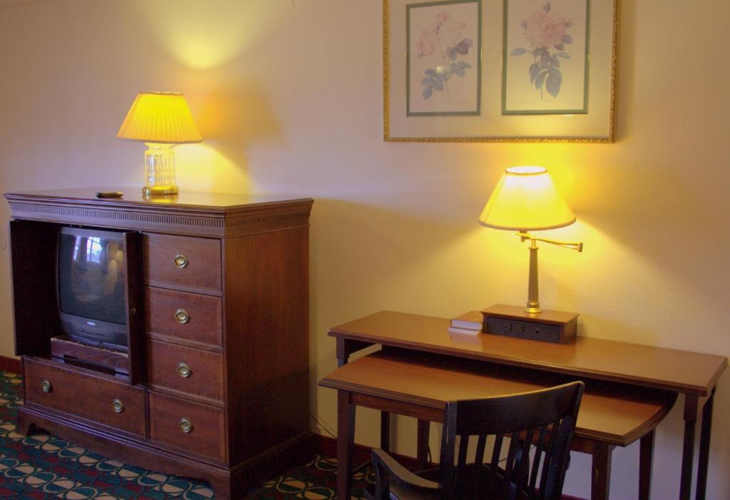 TV a/nebo společenská místnost v ubytování Somerville Inn and Suites