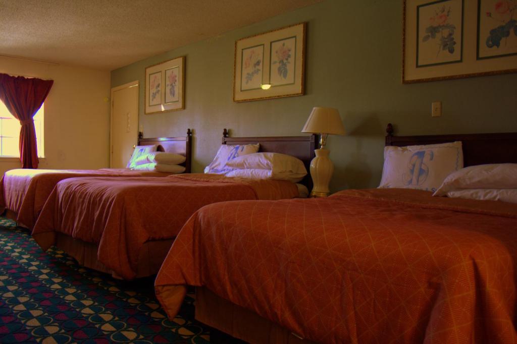 Postel nebo postele na pokoji v ubytování Somerville Inn and Suites
