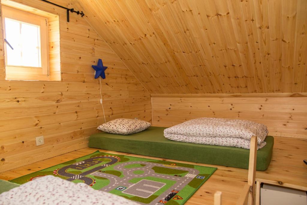 Postel nebo postele na pokoji v ubytování DOMKI Kolonia Leśna z sauną
