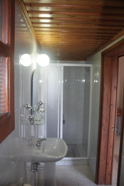 
a bathroom with a sink and a mirror at Maritsa Lodge in Kakopetria
