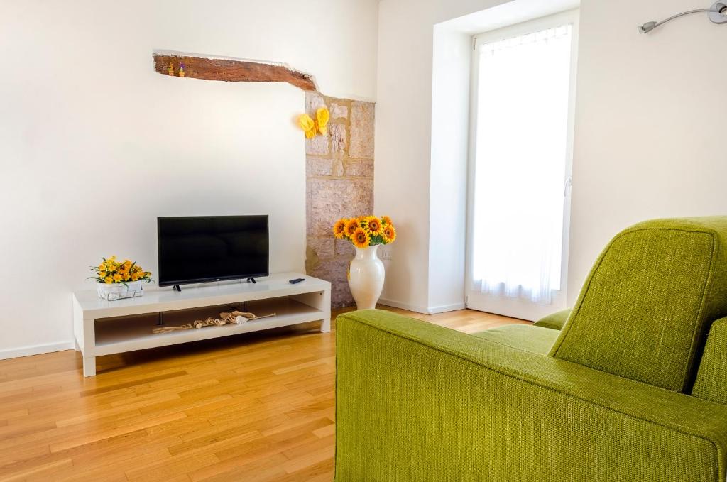 Telewizja i/lub zestaw kina domowego w obiekcie Appartamenti Segantini