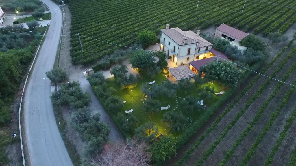 una vista aérea de una casa y una carretera en Agriturismo Villa Vetiche en Rocca San Giovanni