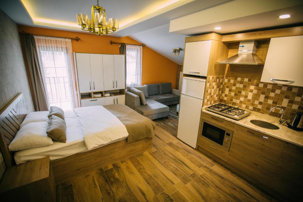 ウズンギョルにあるNova Uzungölのベッドルーム(大型ベッド1台付)、キッチン