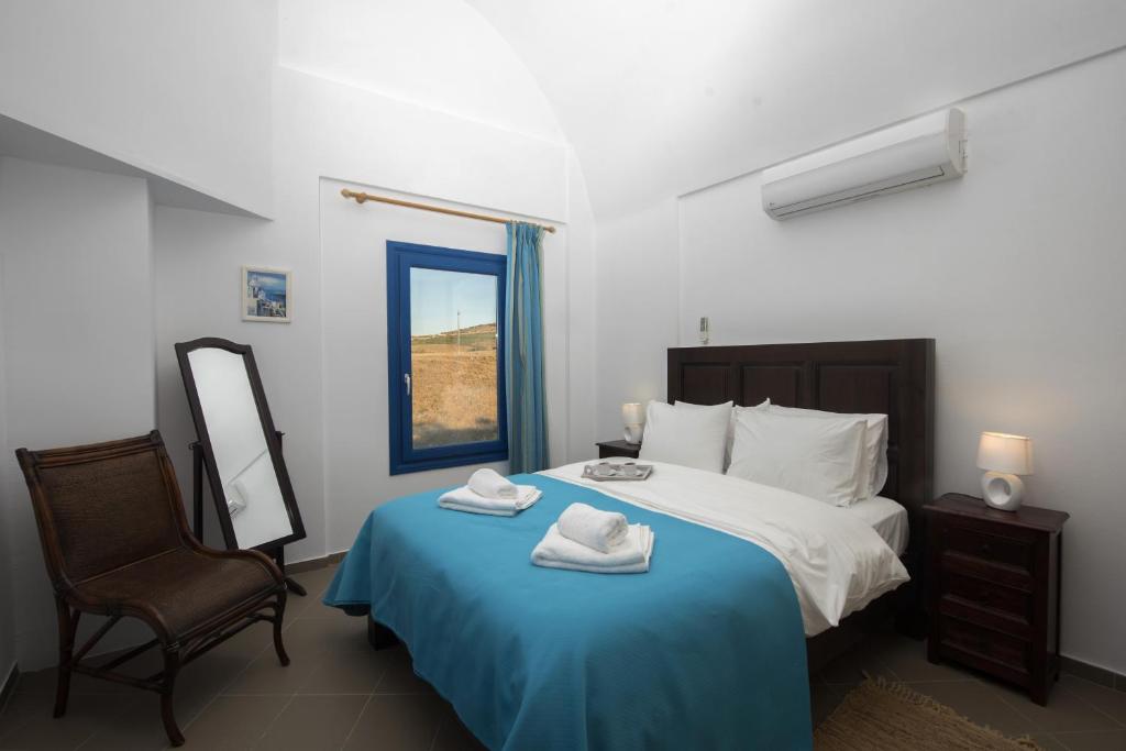 Postel nebo postele na pokoji v ubytování Santorini Traditional Suites