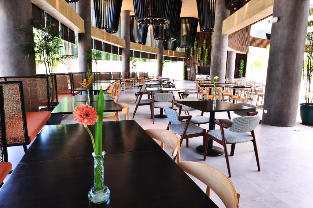Um restaurante ou outro lugar para comer em Hue Hotels and Resorts Boracay Managed by HII