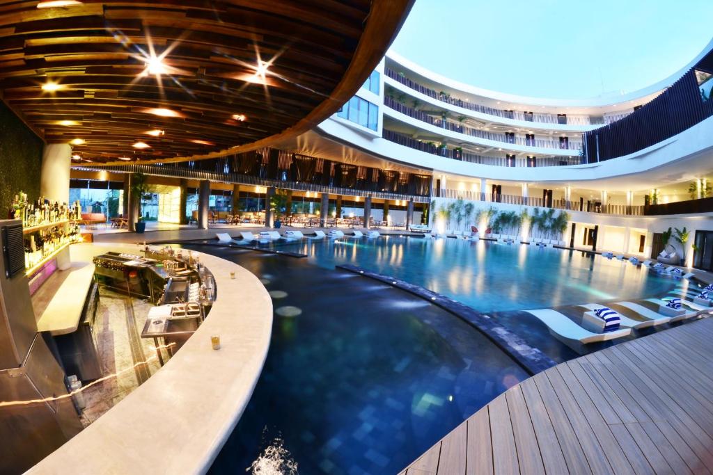 A piscina em ou perto de Hue Hotels and Resorts Boracay Managed by HII