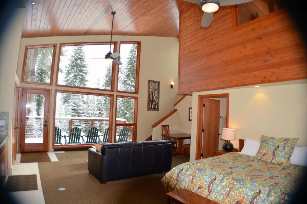 Postel nebo postele na pokoji v ubytování Montecito Sequoia Lodge