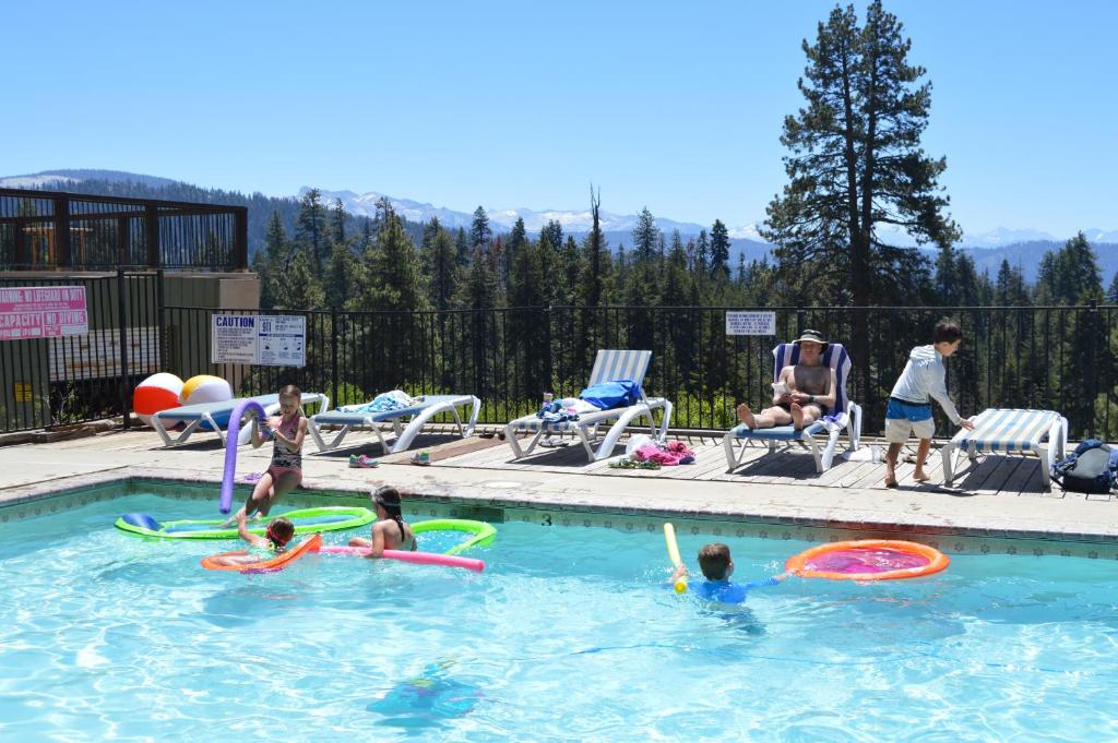 Bazén v ubytování Montecito Sequoia Lodge nebo v jeho okolí