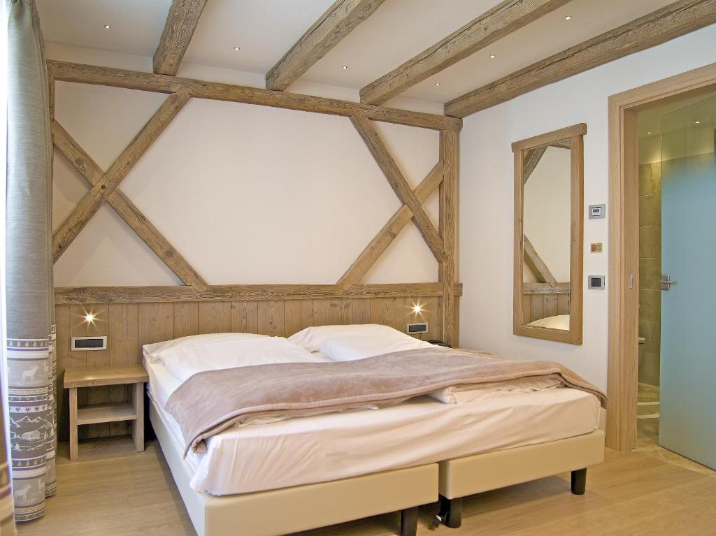 A bed or beds in a room at Hotel Alba