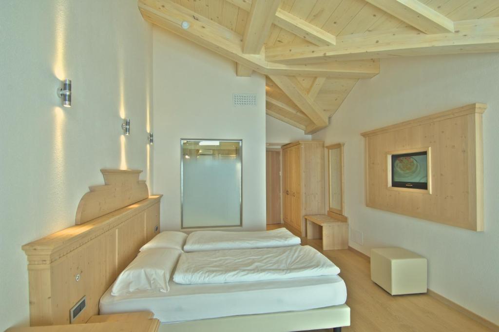 A bed or beds in a room at Hotel Alba