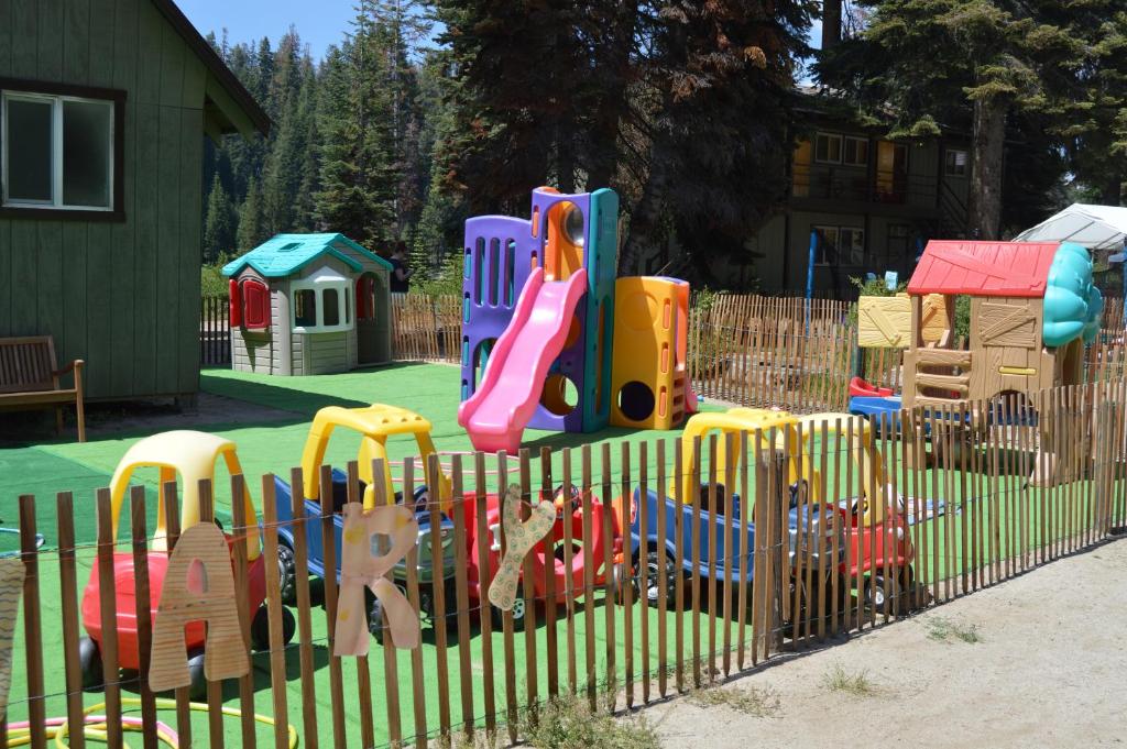 Herní místnost nebo prostor pro děti v ubytování Montecito Sequoia Lodge
