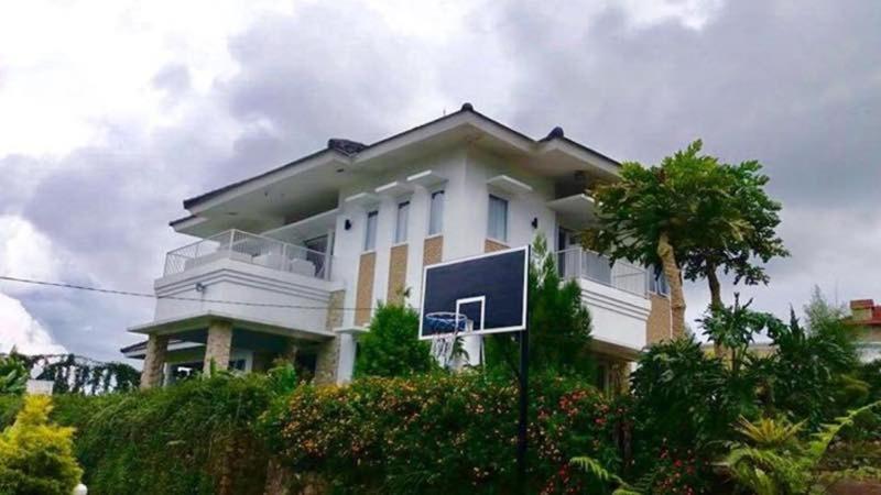 a large white house with a tree in front of it at Villa Jidah in Gegarbensang