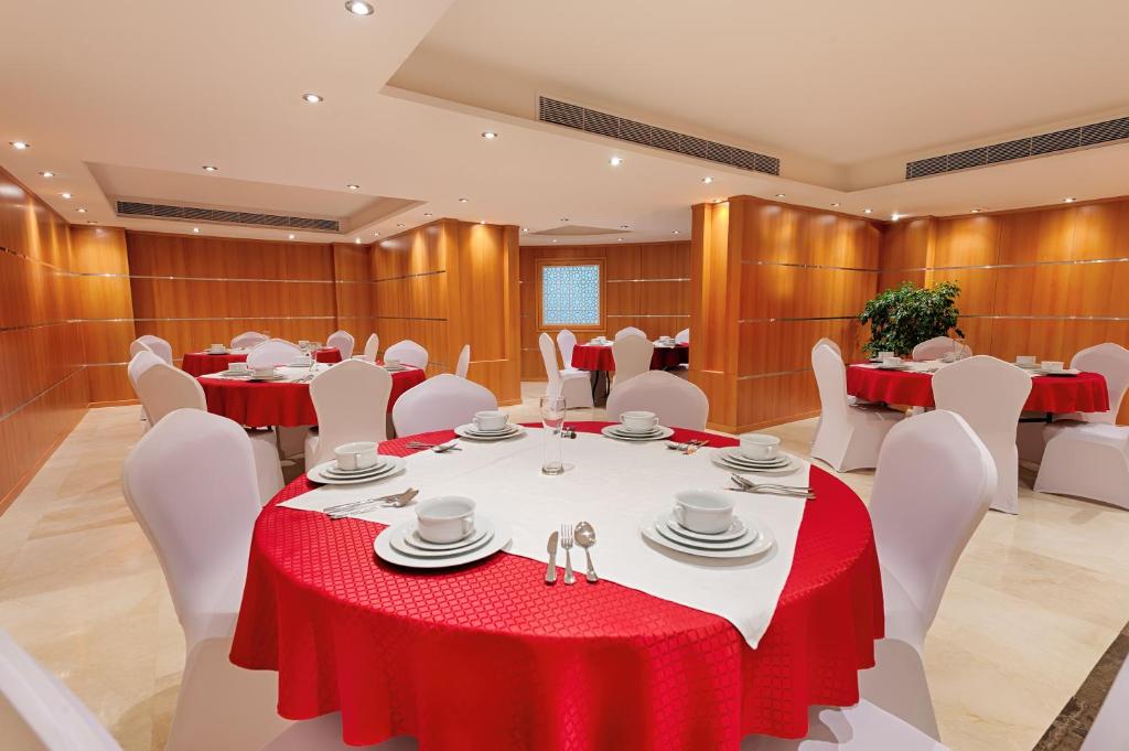 Restaurace v ubytování Snaf Inn ِAzizia Hotel