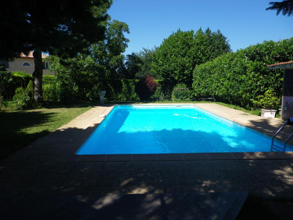 una piscina en el patio de una casa en Chambres d'Hôtes Mado et Lulu, en Collonges-au-Mont-dʼOr