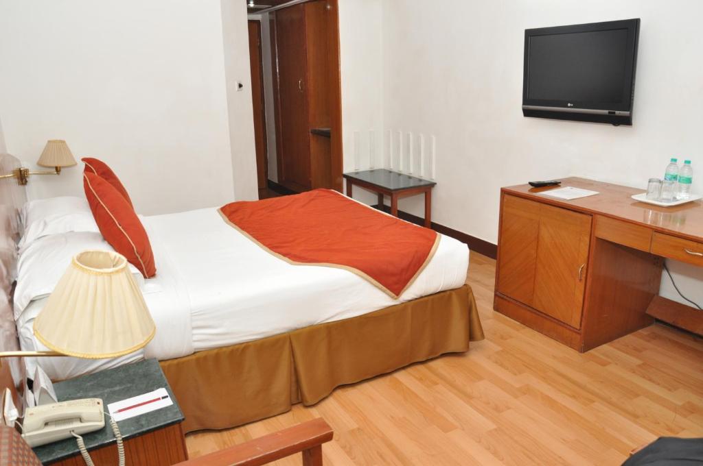 TV a/nebo společenská místnost v ubytování Ramee Guestline Tirupati