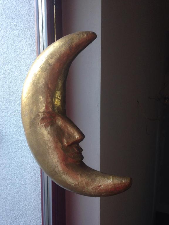 einem halbmondförmigen Gegenstand eines Kopfes an einer Wand in der Unterkunft Arrive & Relax - Volkmar in Düsseldorf