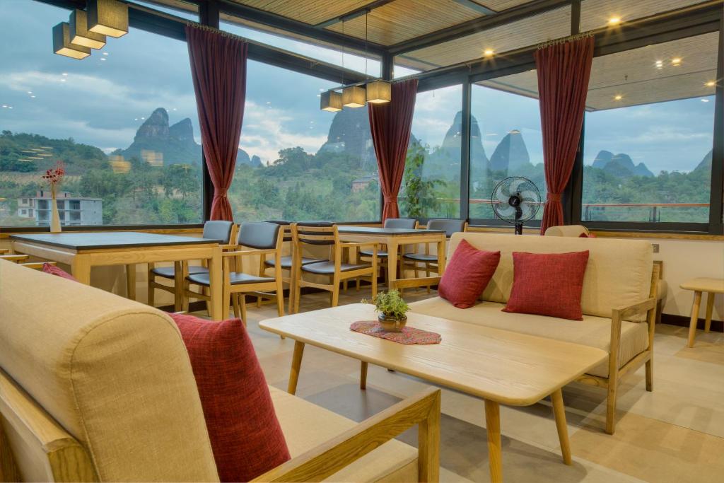 Nespecifikovaný výhled na hory nebo výhled na hory při pohledu z hotelu