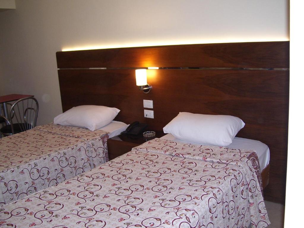 Postel nebo postele na pokoji v ubytování Pharaohs Hotel