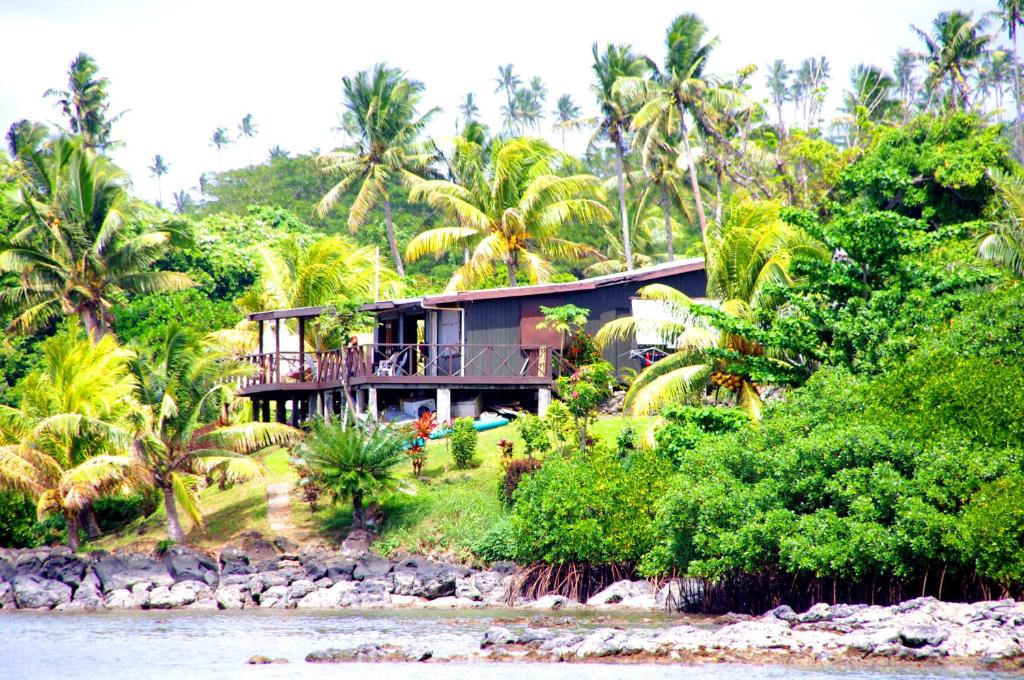 Esta imagen muestra una casa de playa en Fiyi.