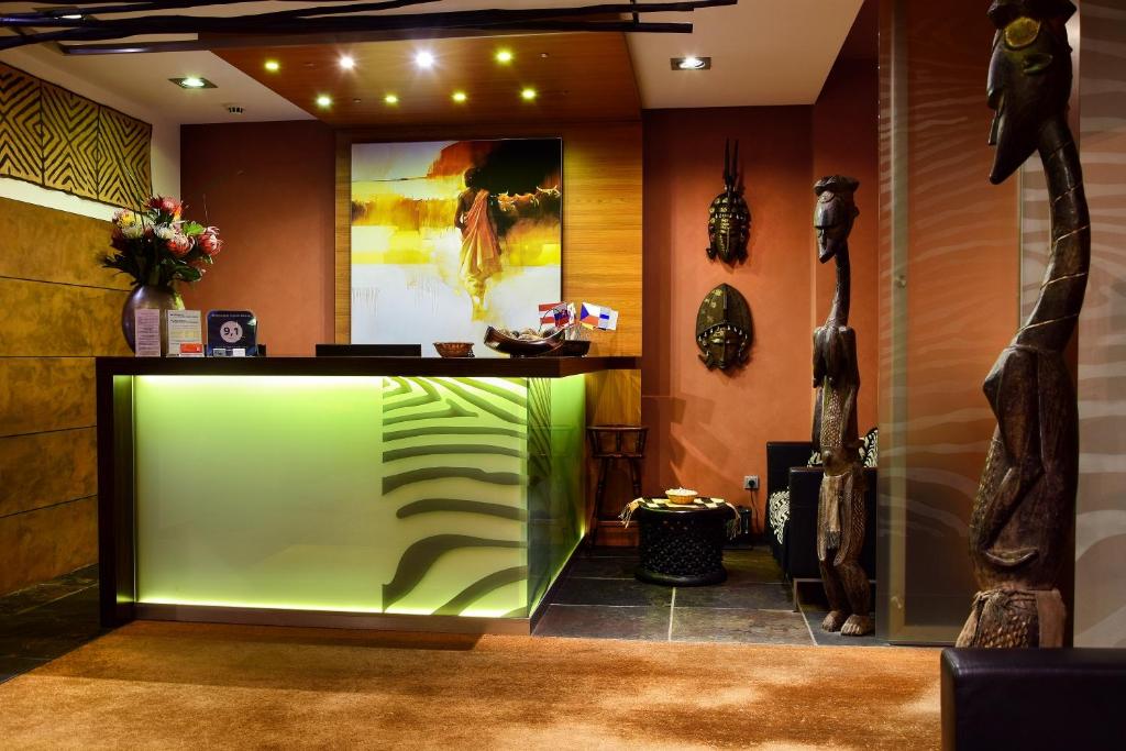 un vestíbulo con un mostrador verde en una habitación en Afrika Hotel Frýdek-Místek en Frýdek-Místek